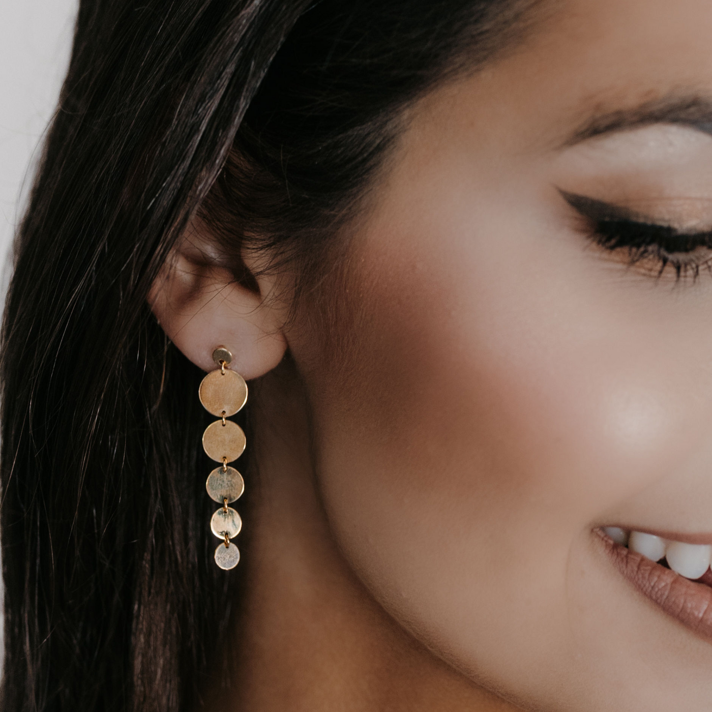 gold graduated dangling disc earrings