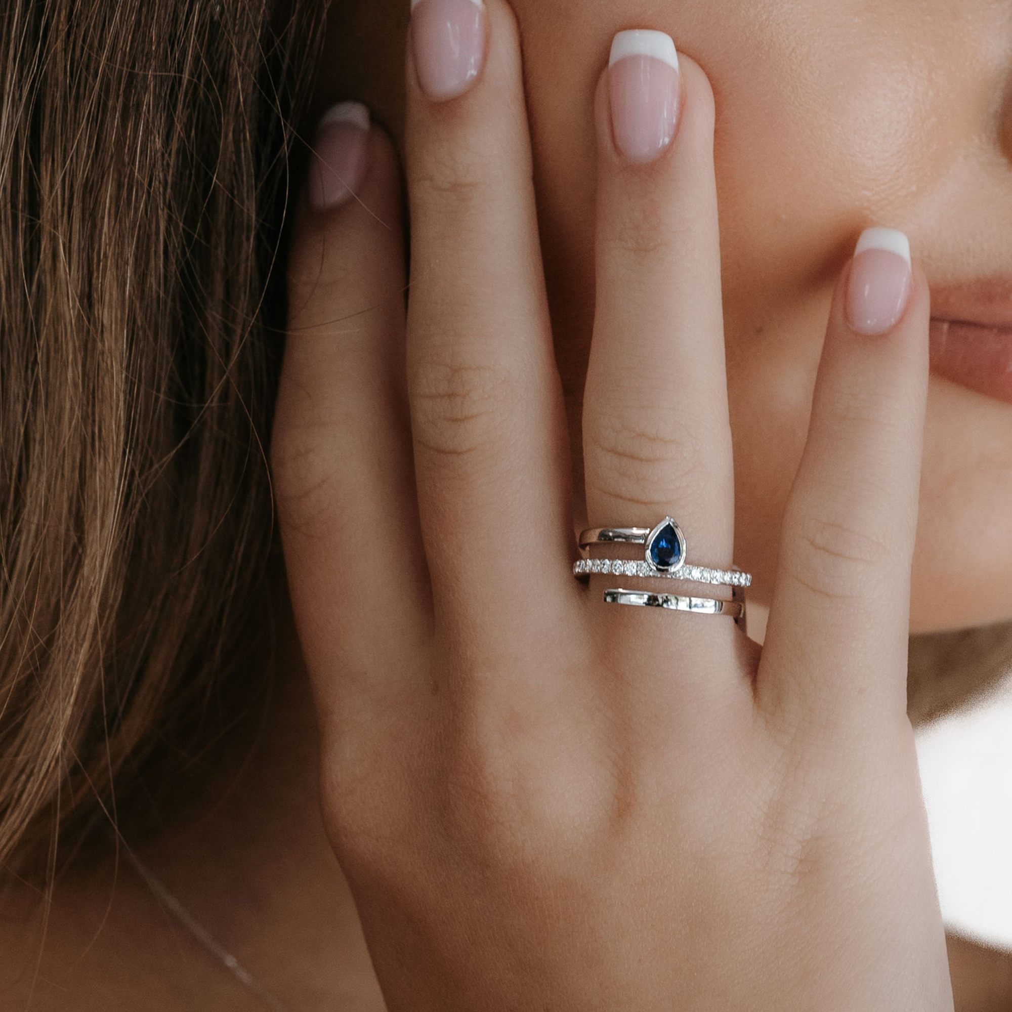 sapphire and diamond spiral ring in white gold