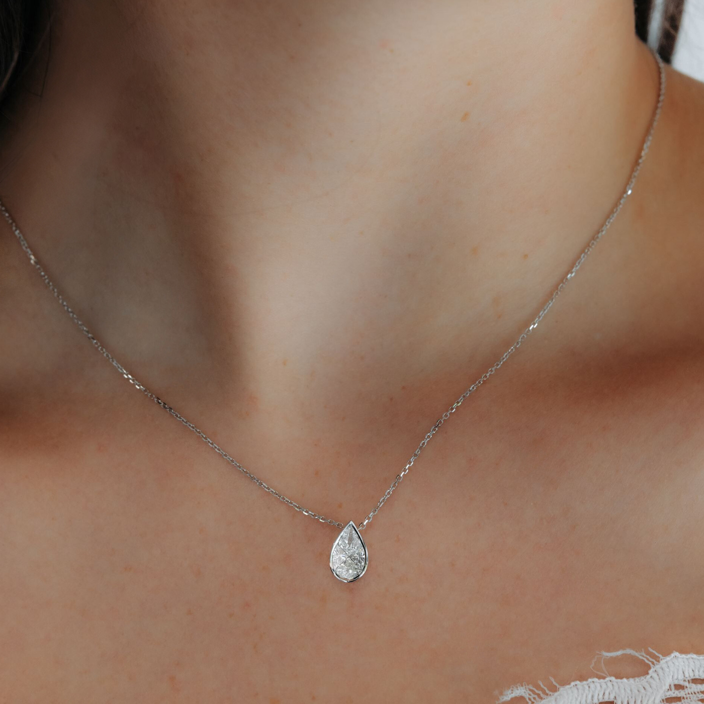 Pear shaped diamond necklace setting deals